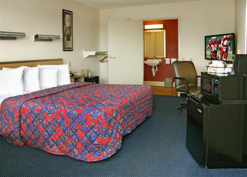 Red Roof Inn Едисън Стая снимка
