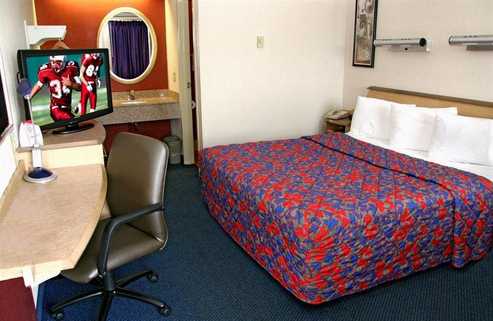 Red Roof Inn Едисън Стая снимка